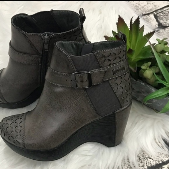 Beautiful booties - Picture 2 of 4